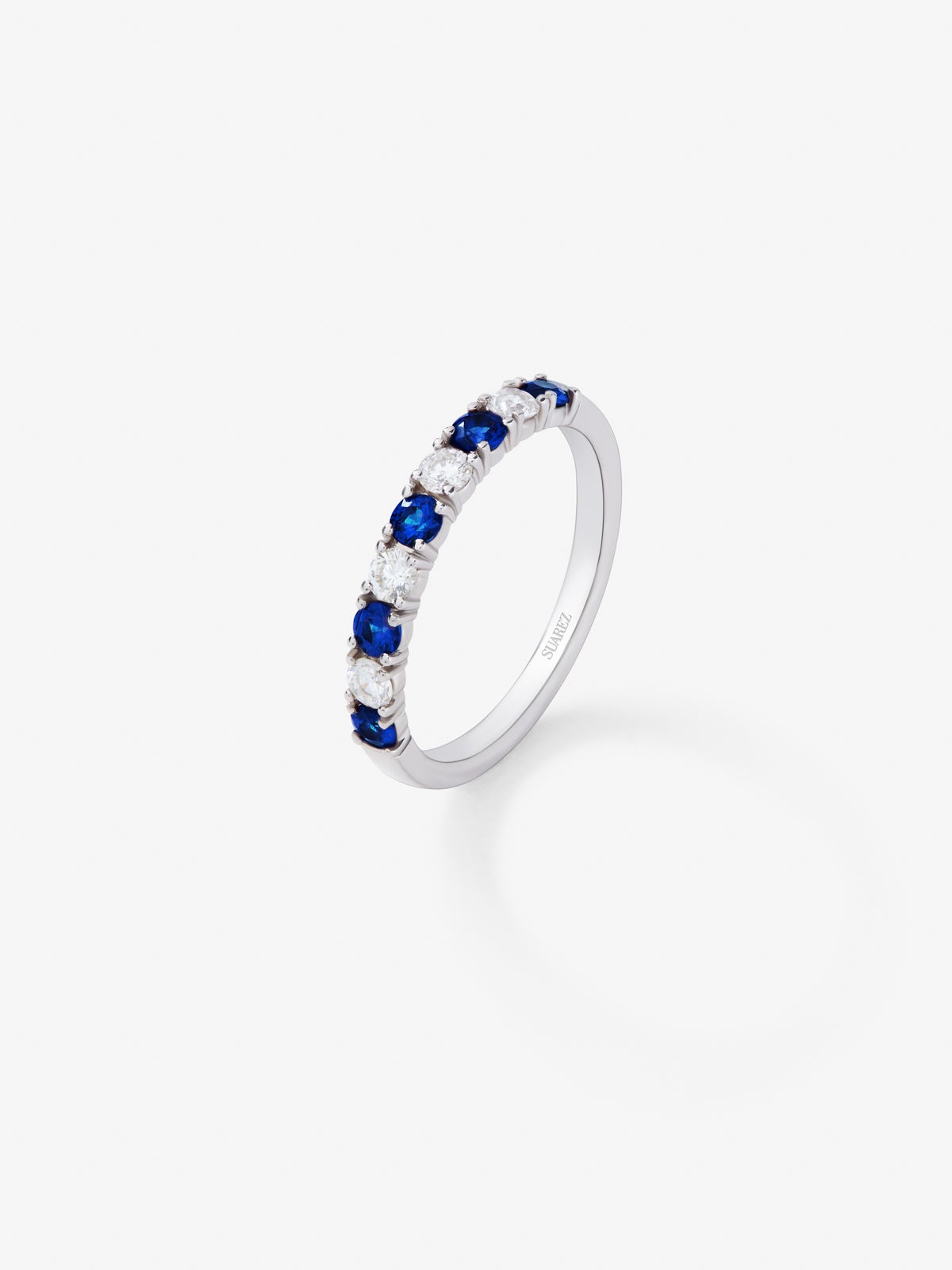 Media alianza de oro blanco de 18K con 5 zafiros azules en talla brillante con un total de 0,39 cts y 4 diamantes en talla brillante con un total de 0,24 cts