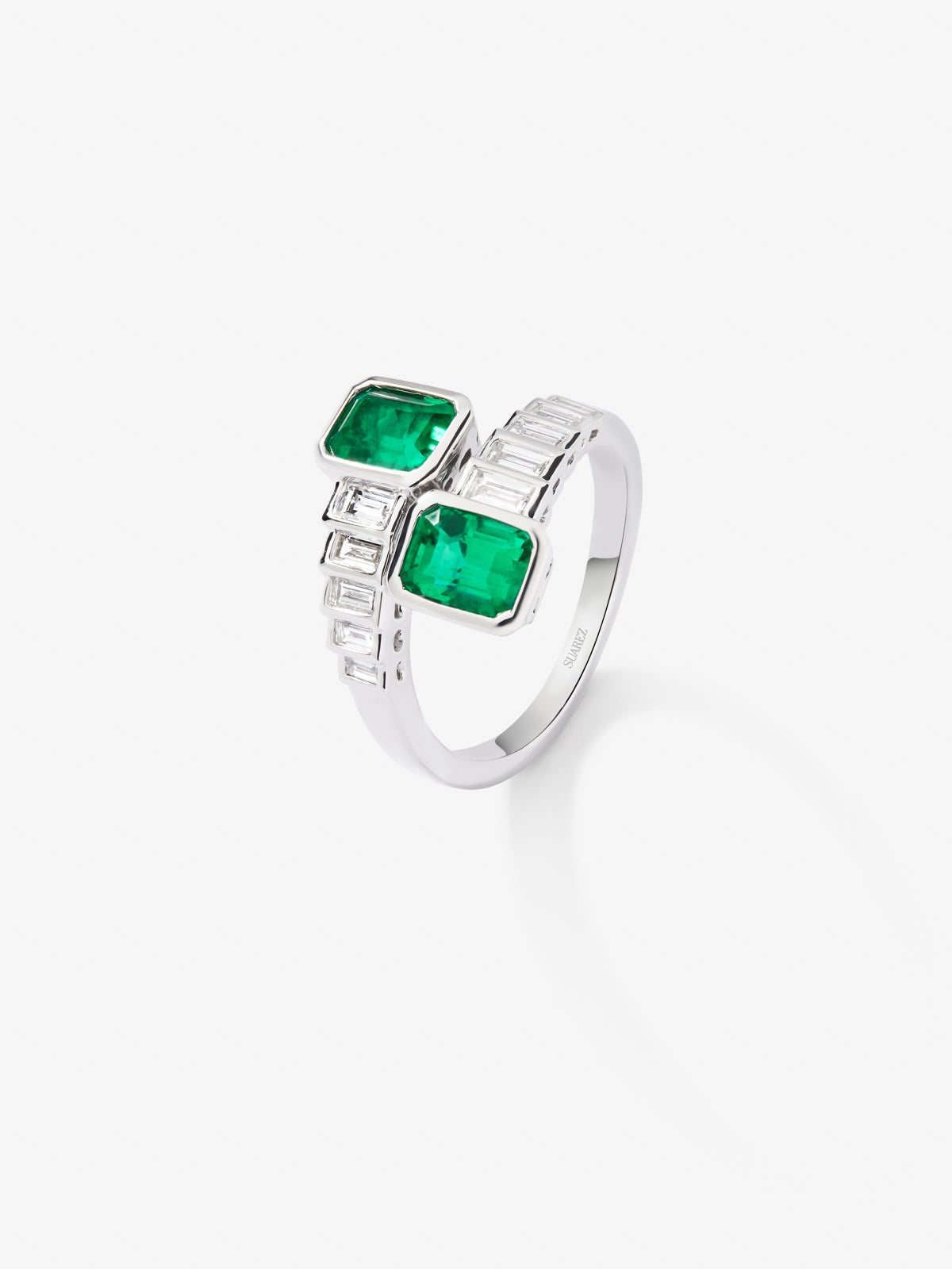 Anillo tú y yo de oro blanco de 18K con esmeraldas verdes en talla octogonal de 1,83 cts y diamantes en talla baguette de 0,57 cts