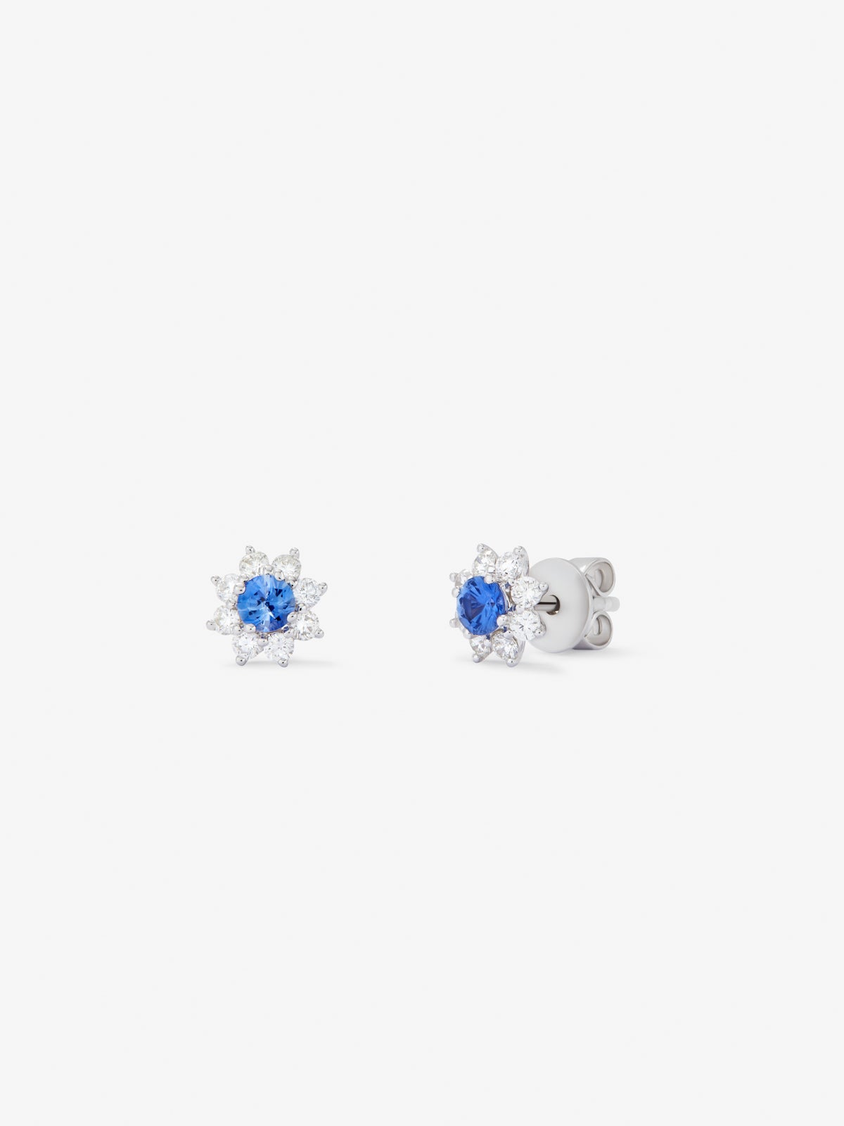 Pendientes de oro blanco de 18K con 2 zafiros azules con un total de 0,43 cts y 16 diamantes en talla brillante con un total de 0,44 cts en forma de estrella