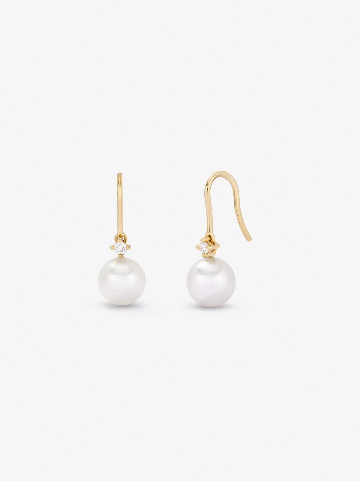 18k yellow gold pendant earring with 8mm akoya pearl and diamond.