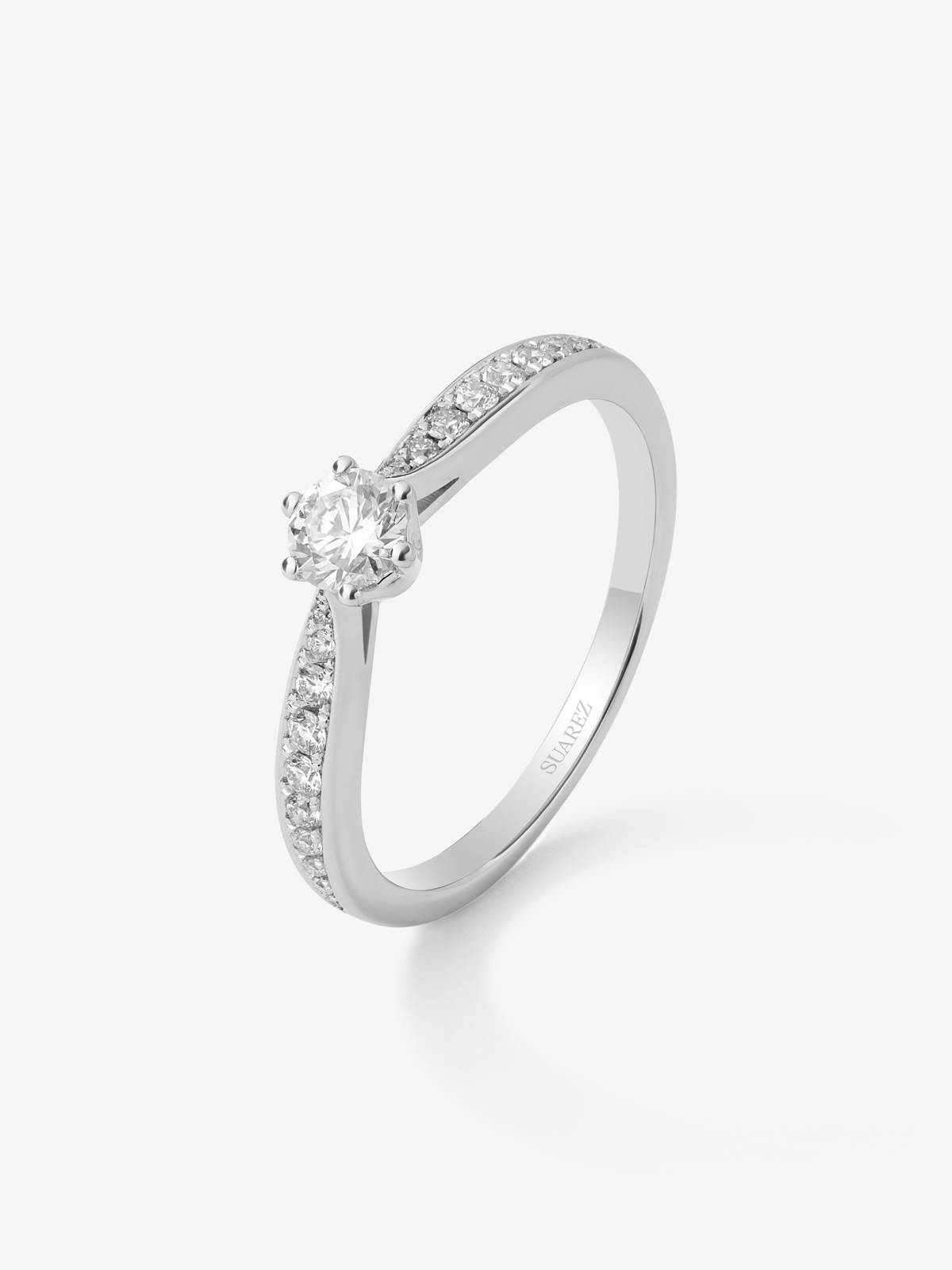 Anillo solitario de oro blanco de 18K con diamante central en talla brillante de 0,25 cts y diamantes en talla brillante con un total de 0,13 cts