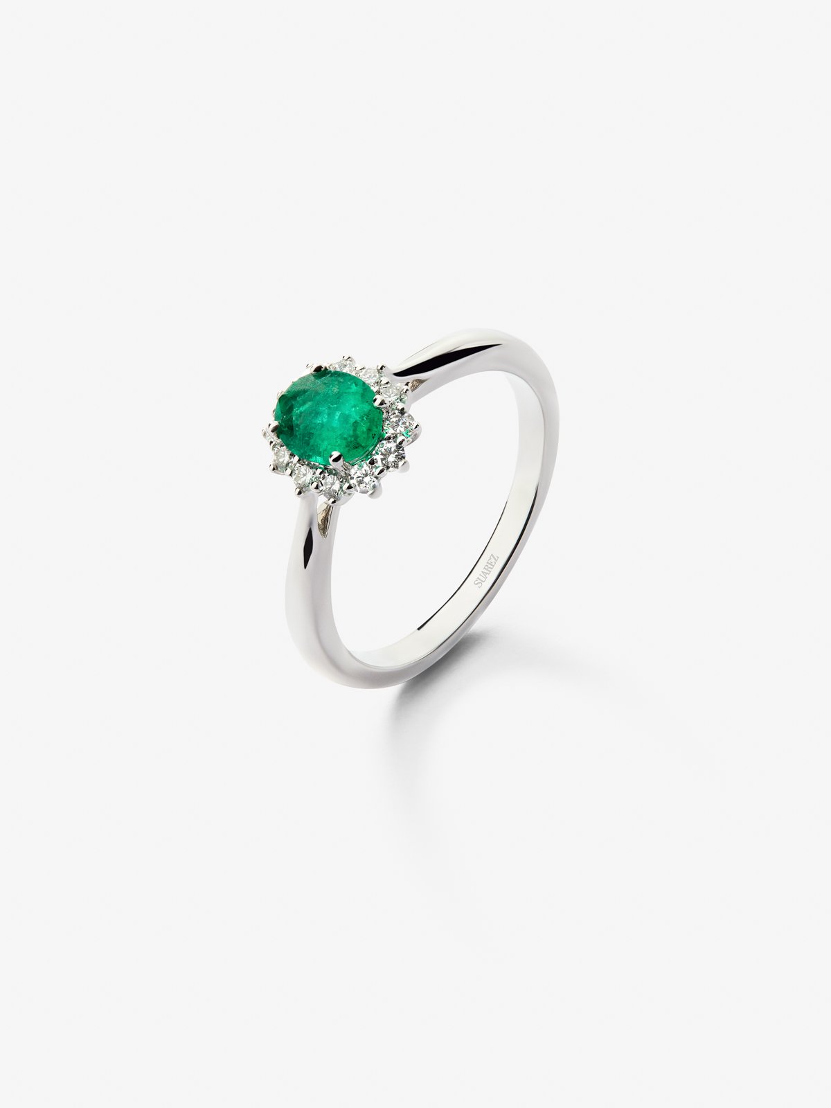 Anillo de oro blanco de 18K con esmeralda verde en talla oval de 0,29 cts y diamantes en talla brillante con un total de 0,24 cts