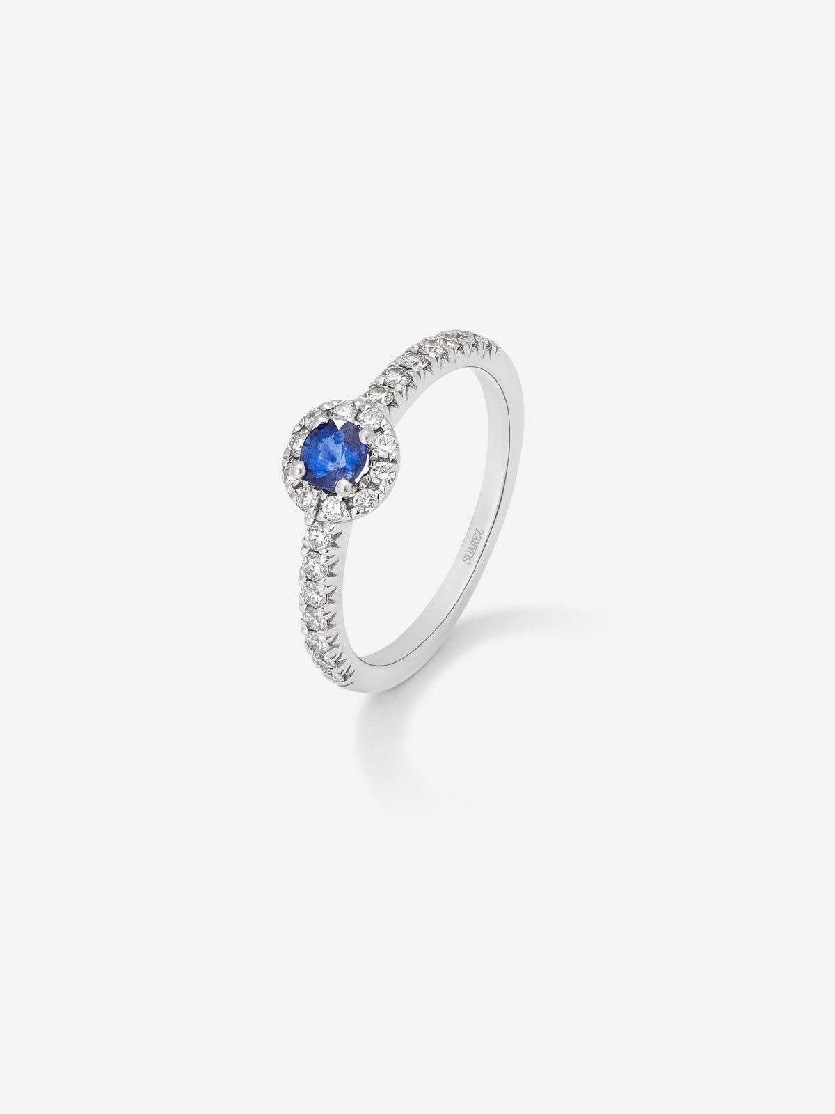 18K white gold ring with brilliant-cut blue sapphire of 0.4 cts and border and arm of 24 brilliant-cut diamonds with a total of 0.3 cts