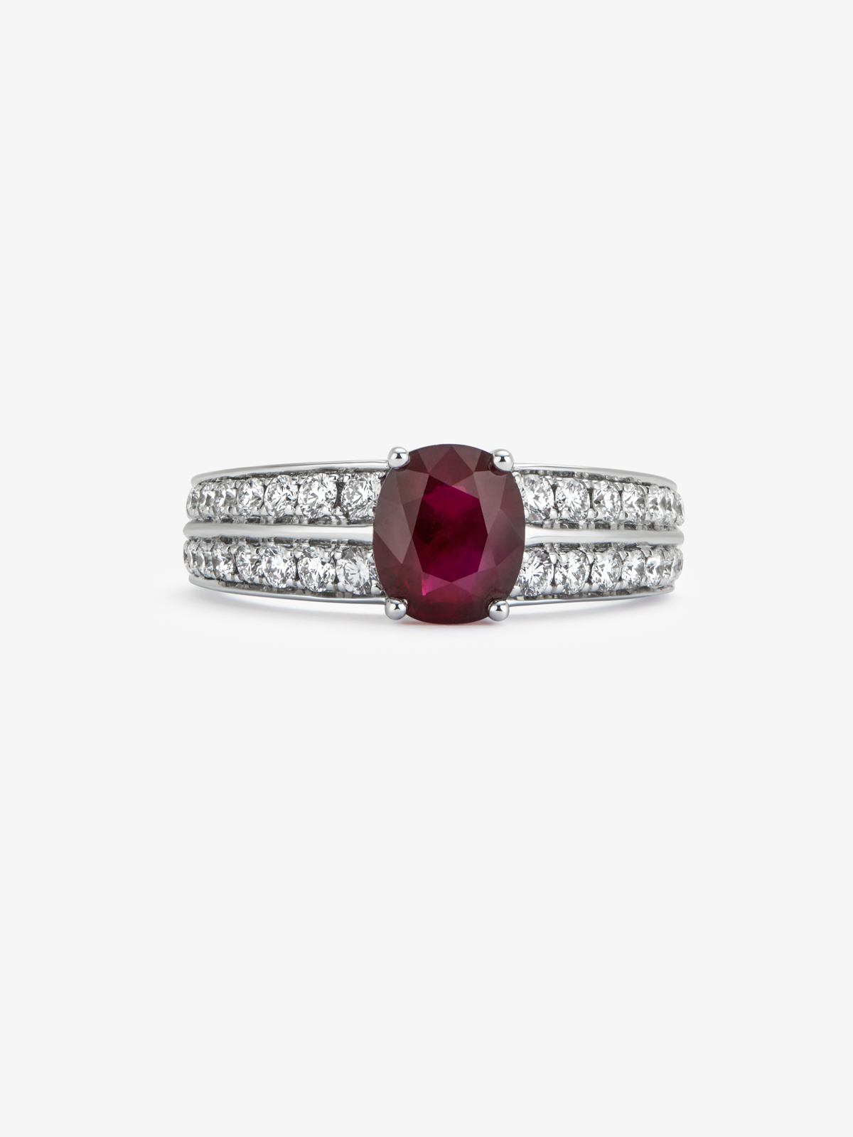 18K white gold ring with cushion-cut pigeon blood ruby ​​of 1.73 cts and 32 brilliant-cut diamonds with a total of 0.52 cts