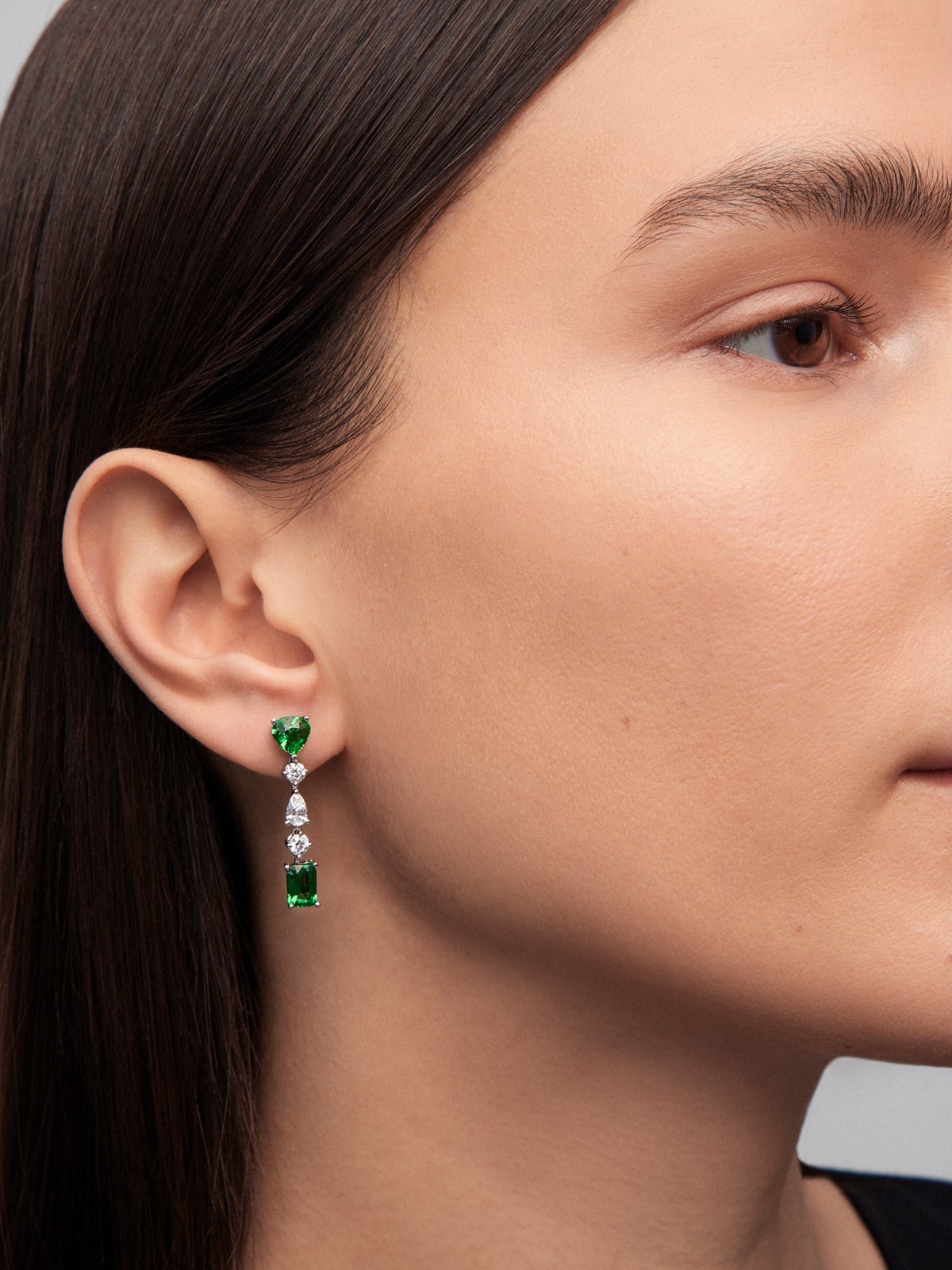 18K white gold earrings with 4 pear-cut and emerald-cut green tsavorites with a total of 8.68 cts and 6 pear-cut and brilliant-cut diamonds with a total of 0.98