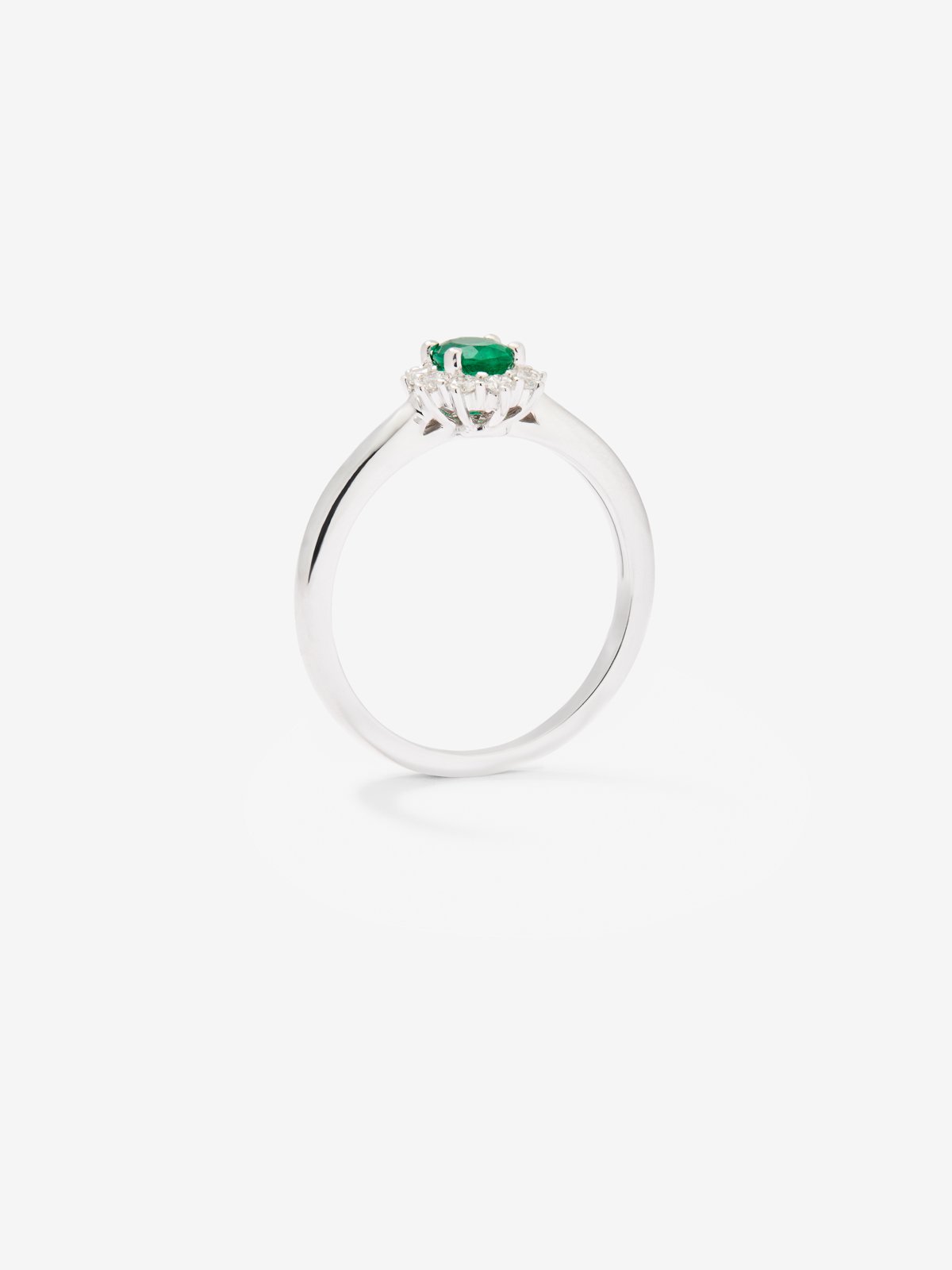 Anillo de oro blanco de 18K con esmeralda verde en talla oval de 0,29 cts y diamantes en talla brillante con un total de 0,24 cts