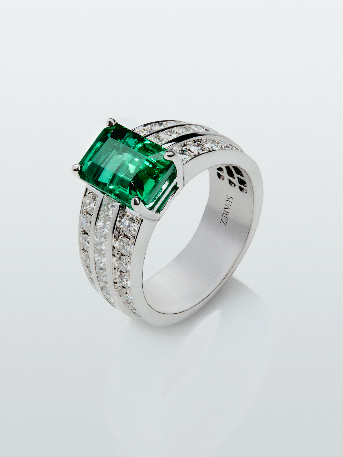 18K white gold ring with octagonal cut emerald of 3.07 cts, 32 brilliant cut diamonds with a total of 0.72 cts and 18 princess cut diamonds with a total of 0.78 cts